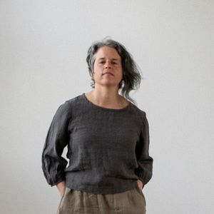 Moss Grey Atelier Elise top in midweight black linen